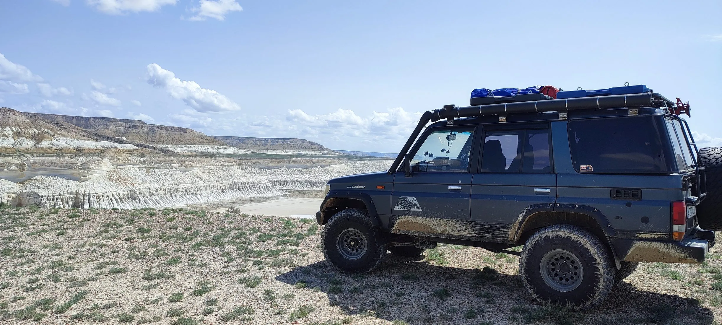 Toyota Land Cruiser с багажником на крыше в степи