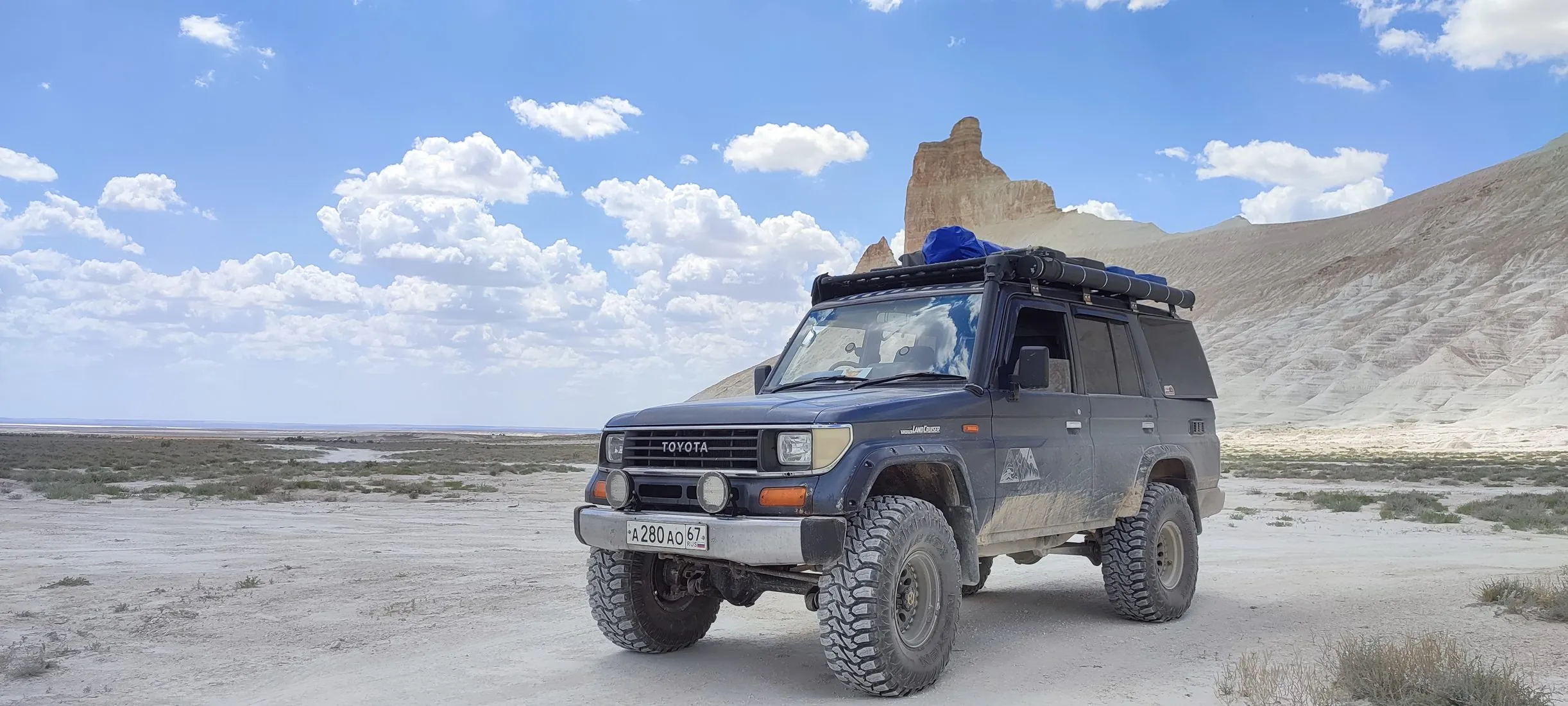 Toyota Land Cruiser у скал в пустыне